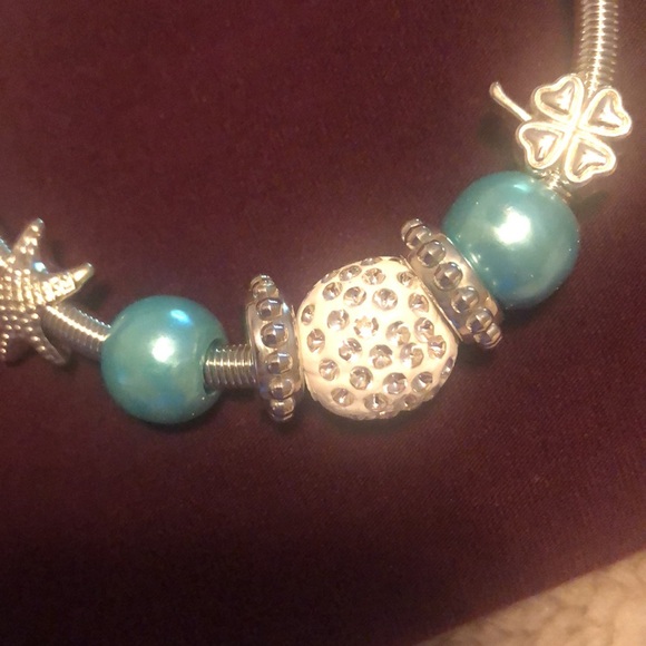 Stretch band bracelet has a starfish and a 4 leaf clover’s charm - Picture 2 of 3